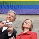 Die Regenbogenfahne, die BVG-Chefin und der Regierende Bürgermeister